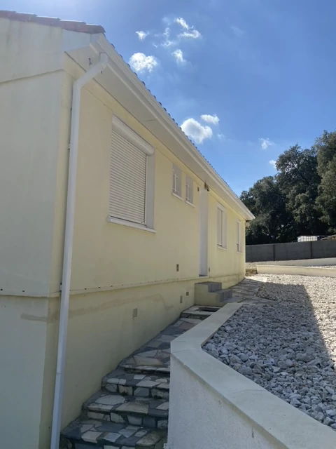 installation de gouttières blanches nimes 