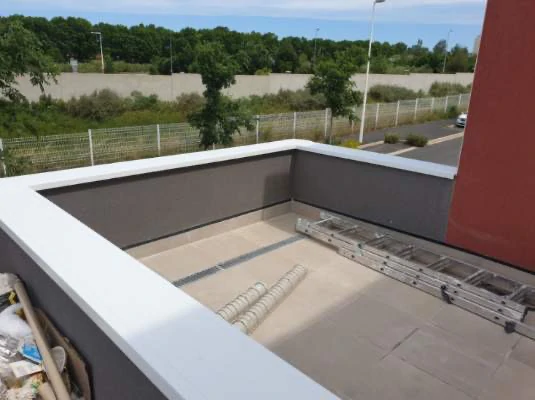 pose de couvre-mur à Fons